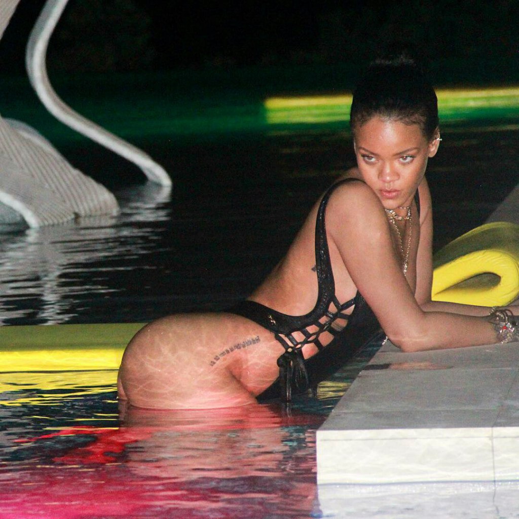 Rihanna-Sexy-3 (1)