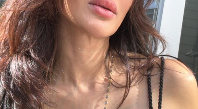 Noureen DeWulf Sexy (4 Photos)