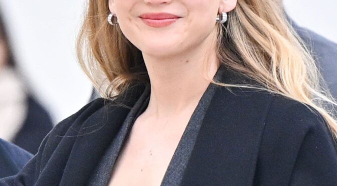 Jennifer Lawrence Showcases Her Sexy Tits at the Christian Dior Fashion Show (148 Photos)