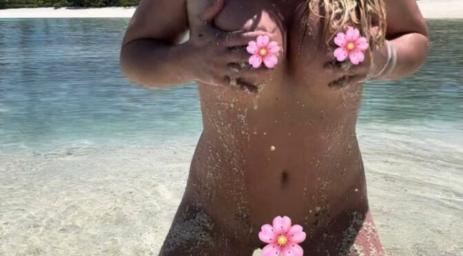 Britney Spears Poses Naked on the Beach (4 Photos)