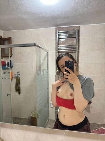 Yesim Bilgili Nude Leaks OnlyFans Photo 5