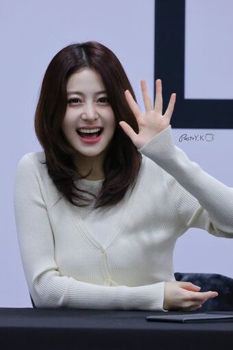 Huh Yunjin 허윤진 Nude Leaks OnlyFans Photo 170