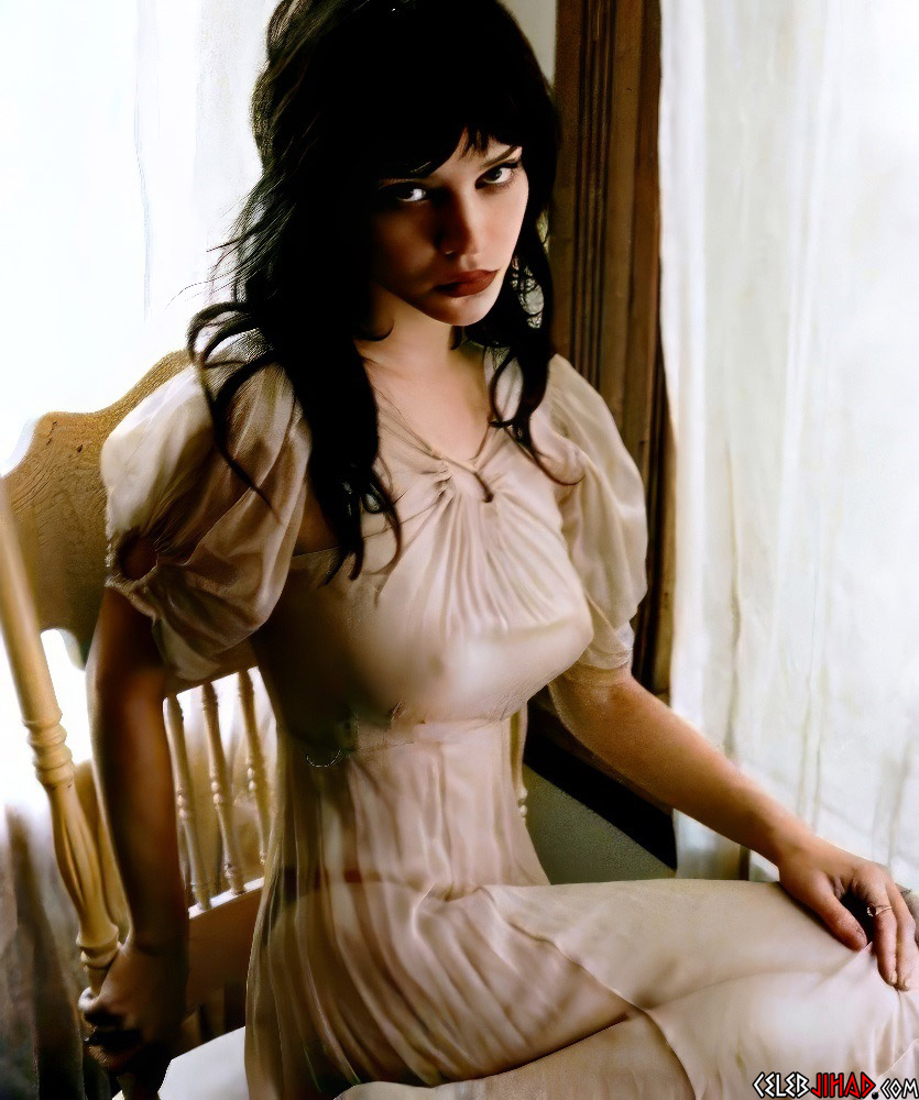 Sophie Thatcher nude nipple