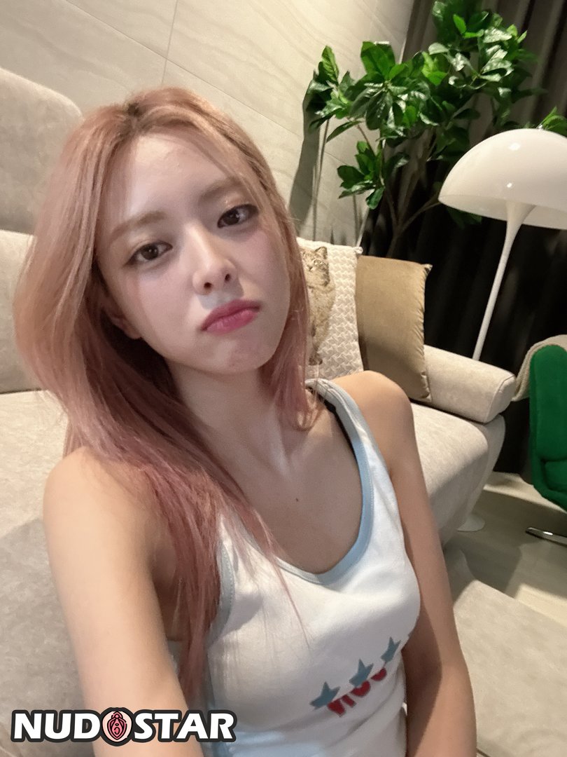 Itzy_All_In_Us Leaked Photo 11