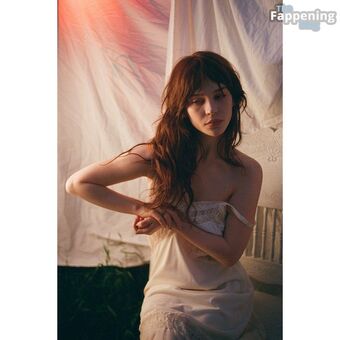 Sophie Thatcher Nude Leaks OnlyFans Photo 384