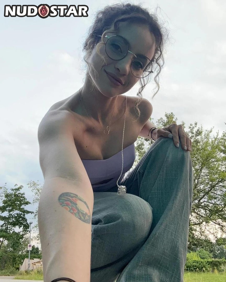 Laure_Valee Leaked Photo 6